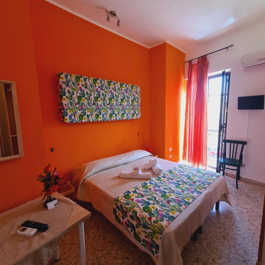 Due Passi Dal Centro Bed & Breakfast Marsala Bagian luar foto