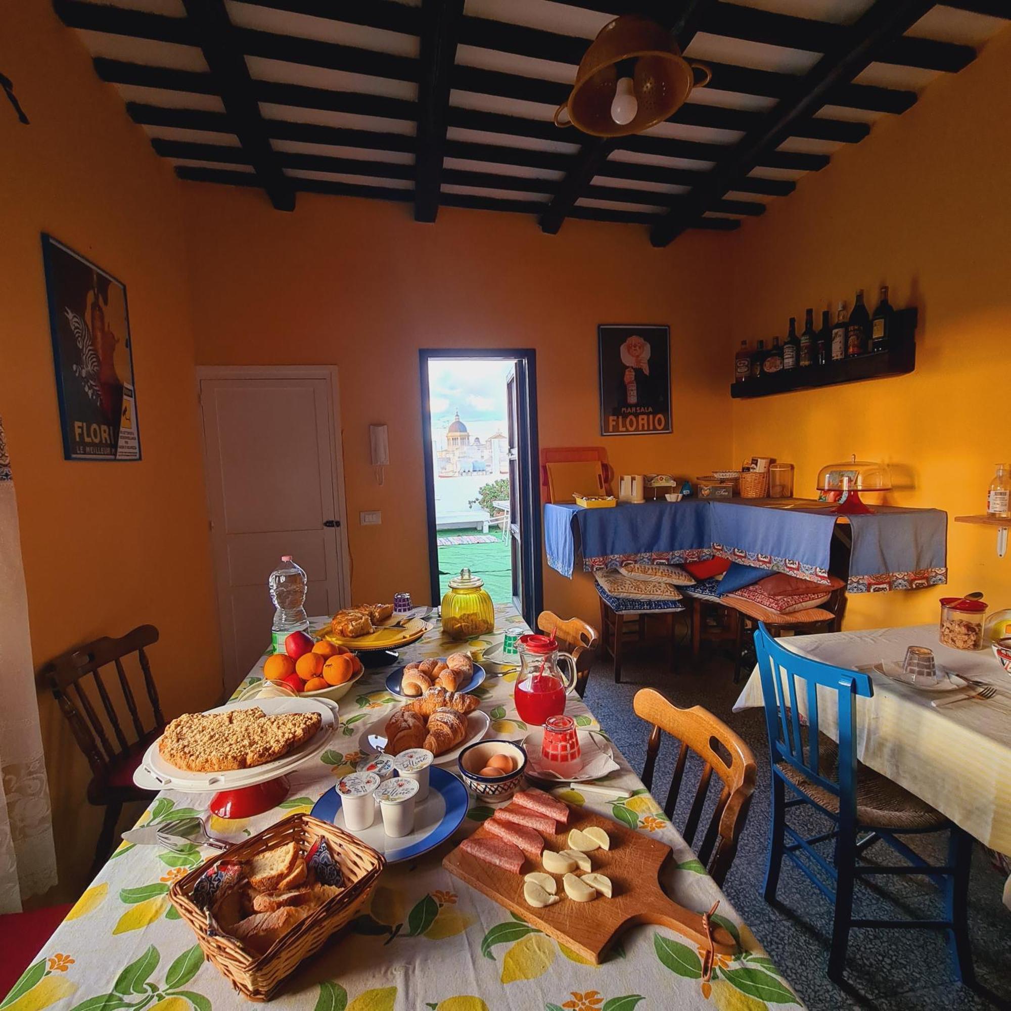 Due Passi Dal Centro Bed & Breakfast Marsala Bagian luar foto